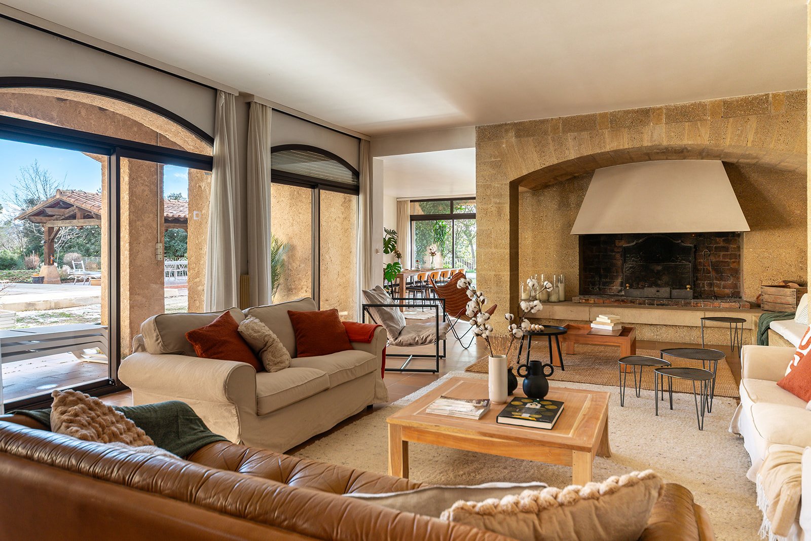 home staging d'une maison pour 12 personnes. Salon réaménagé pour créer le coup de coeur chez les acquéreurs potentiels, les visiteurs.